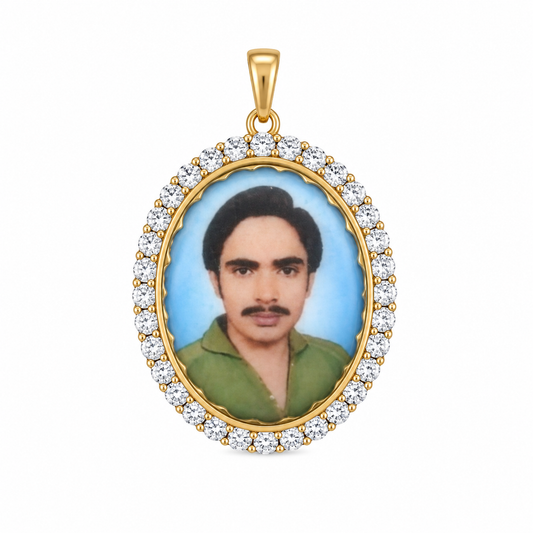 Honour cherished memories with the Eternal Keepsake oval locket pendant, a bespoke piece framed by 32 brilliant-cut diamonds. Crafted in premium 14K or 18K gold, this memorial locket offers timeless elegance. Create a lasting tribute with our expert artisan fine jewellery.