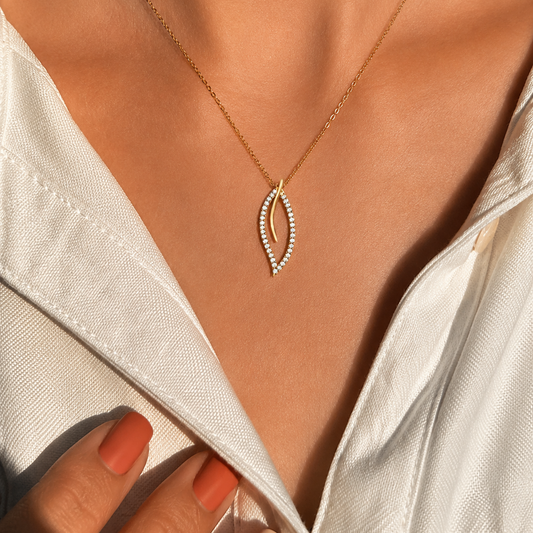 Shop the Serene Echo diamond leaf pendant, a stunning 18K gold necklace charm featuring 34 brilliant-cut diamonds. This elegant, nature-inspired fine jewelry piece is perfect for anniversary gifts or daily luxury. Discover timeless, high-quality gold jewelry today.