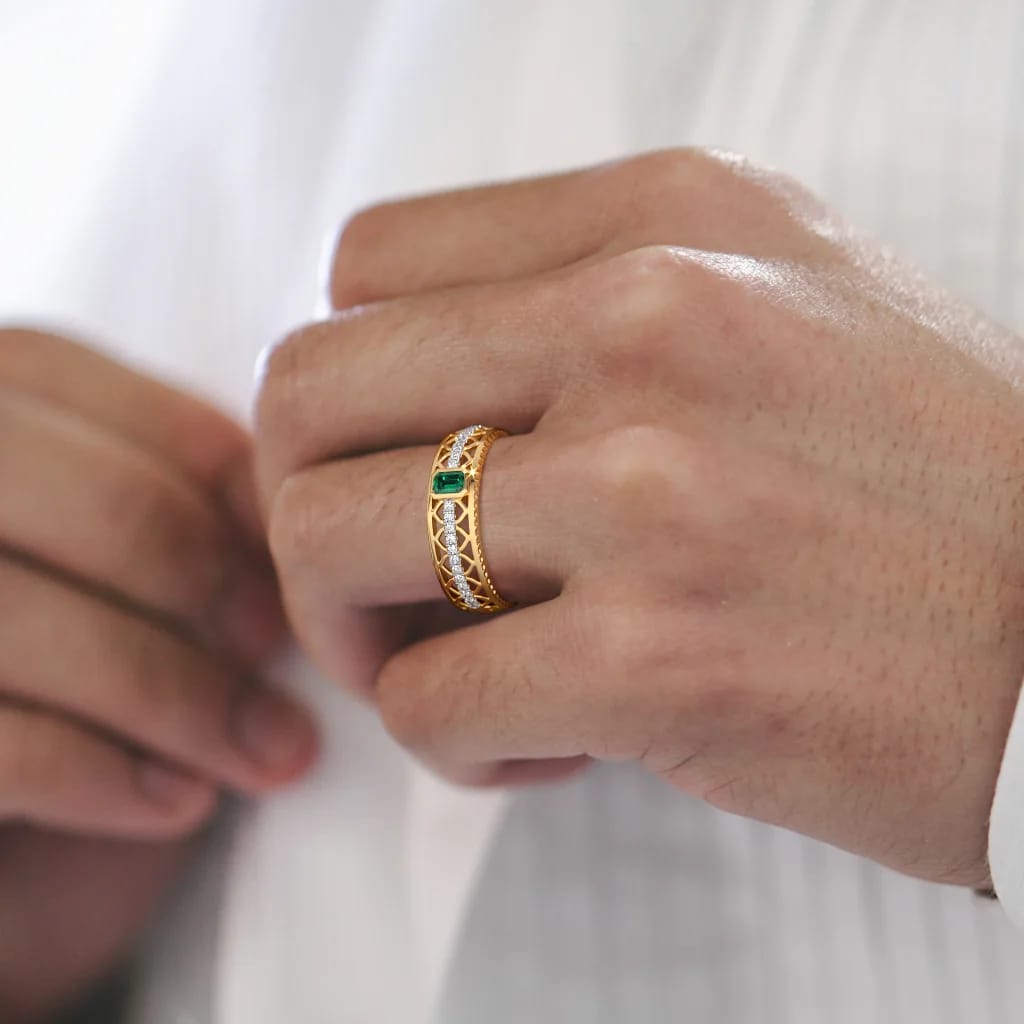 Elegant Emerald & Diamond Filigree Band Ring